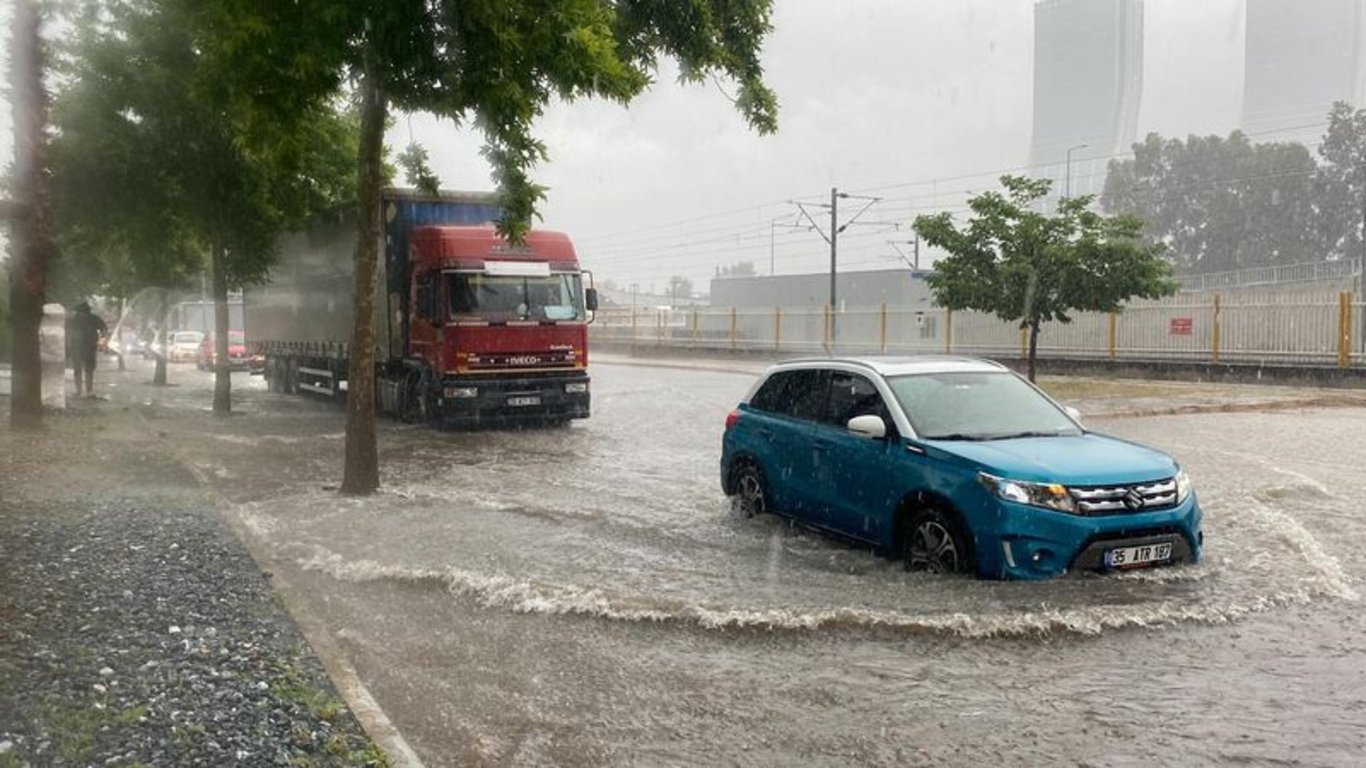 Her yağmurda olduğu gibi İzmir'i yine sağanak vurdu