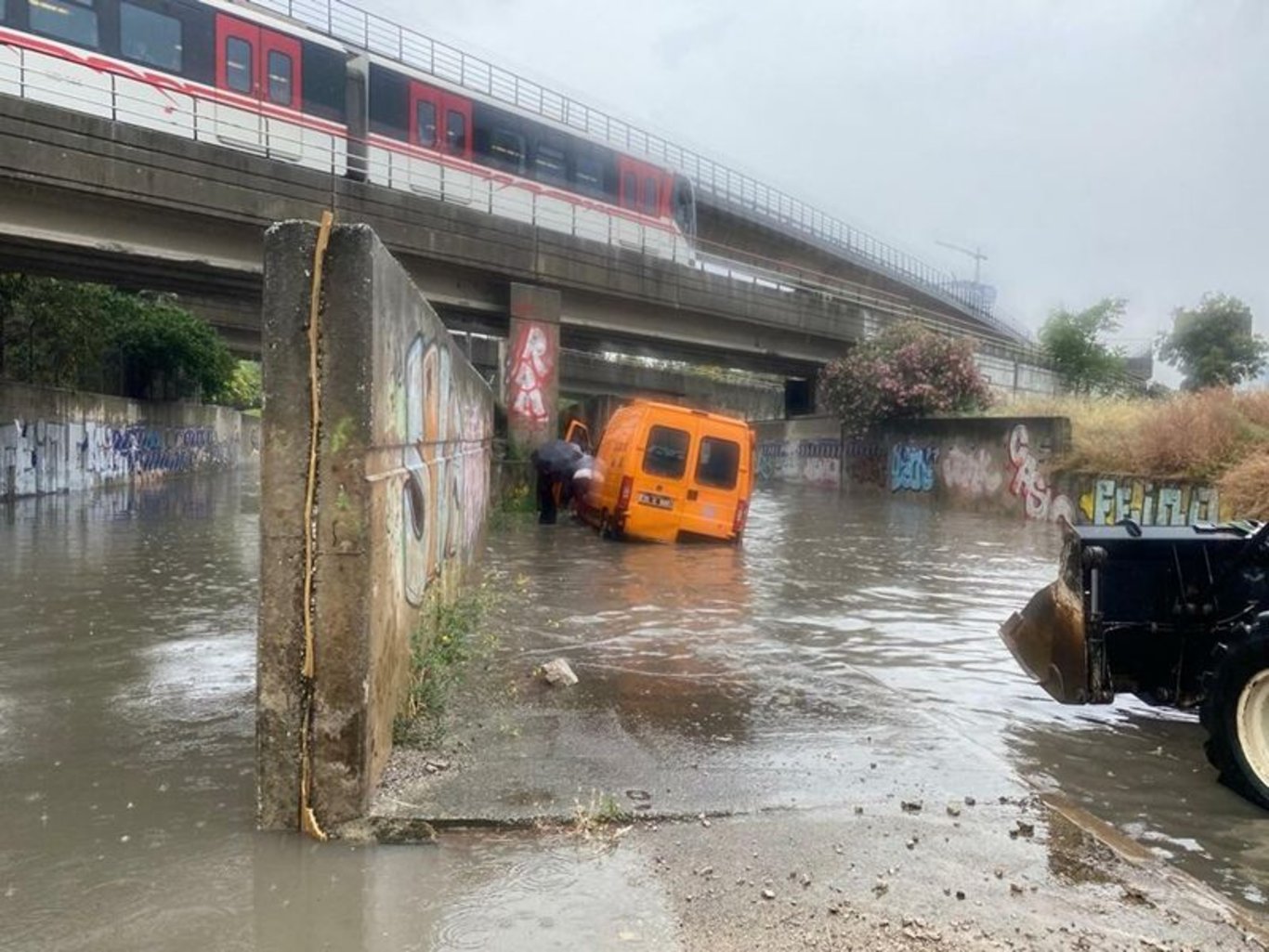 Her yağmurda olduğu gibi İzmir'i yine sağanak vurdu