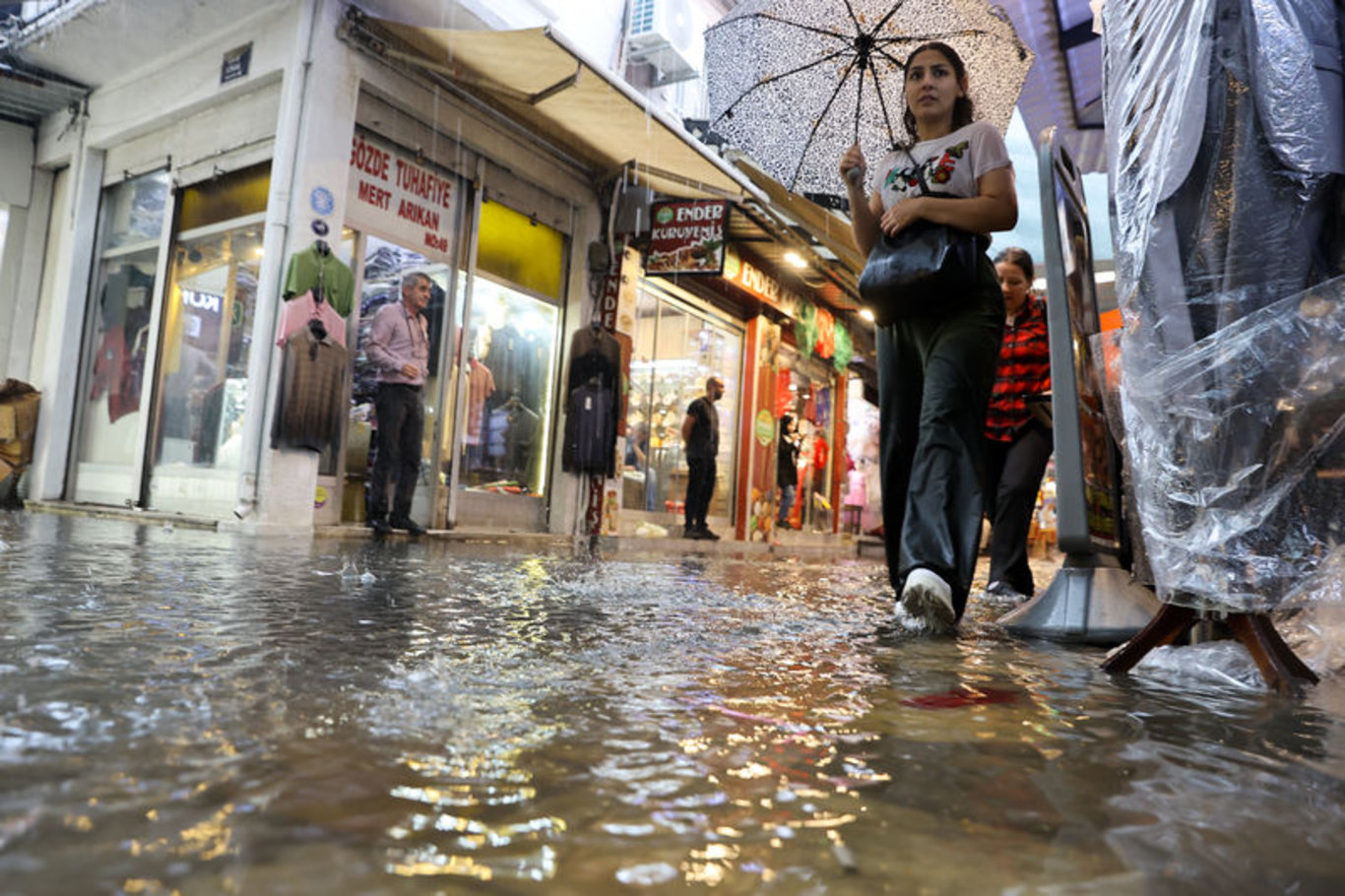 Her yağmurda olduğu gibi İzmir'i yine sağanak vurdu