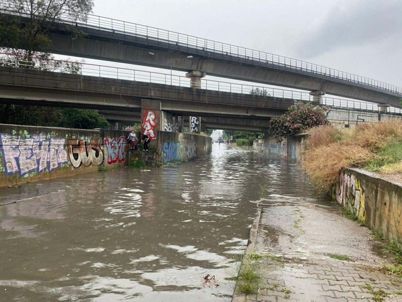 Her yağmurda olduğu gibi İzmir'i yine sağanak vurdu