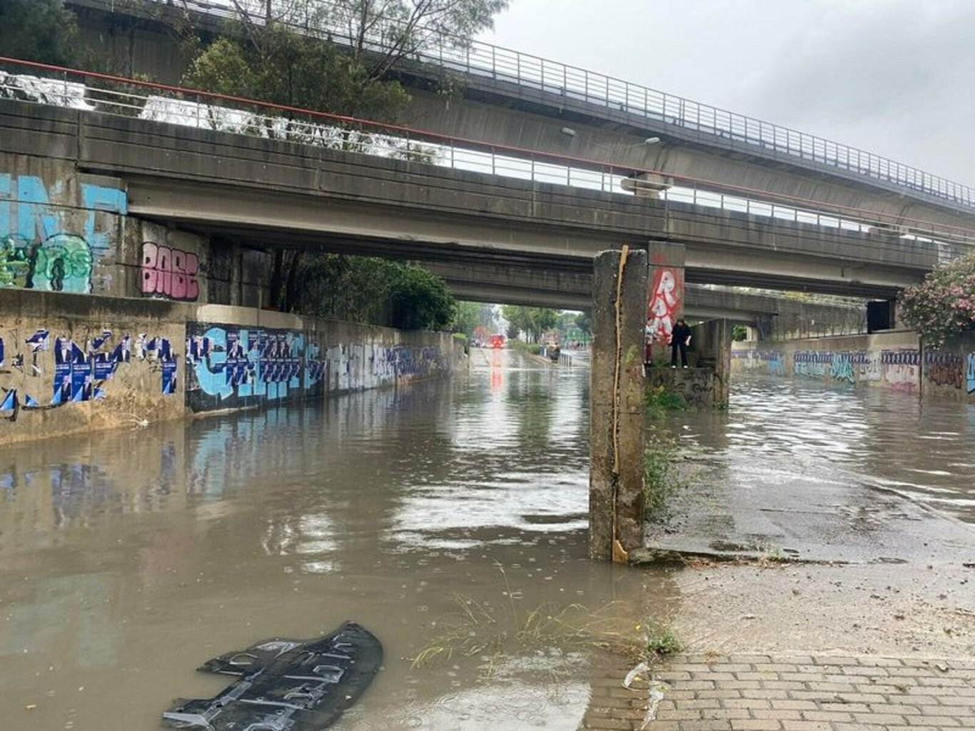 Her yağmurda olduğu gibi İzmir'i yine sağanak vurdu