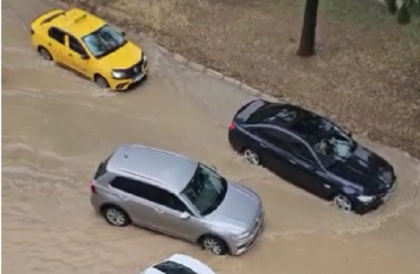 Her yağmurda olduğu gibi İzmir'i yine sağanak vurdu