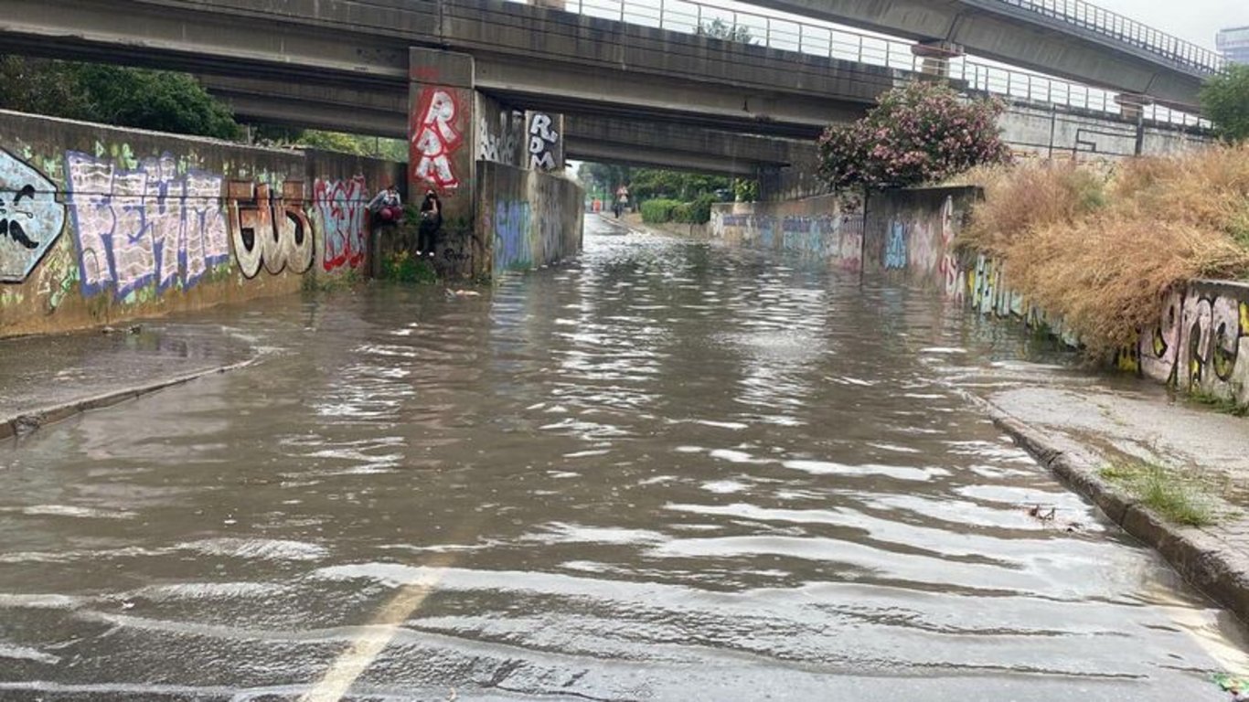 Her yağmurda olduğu gibi İzmir'i yine sağanak vurdu