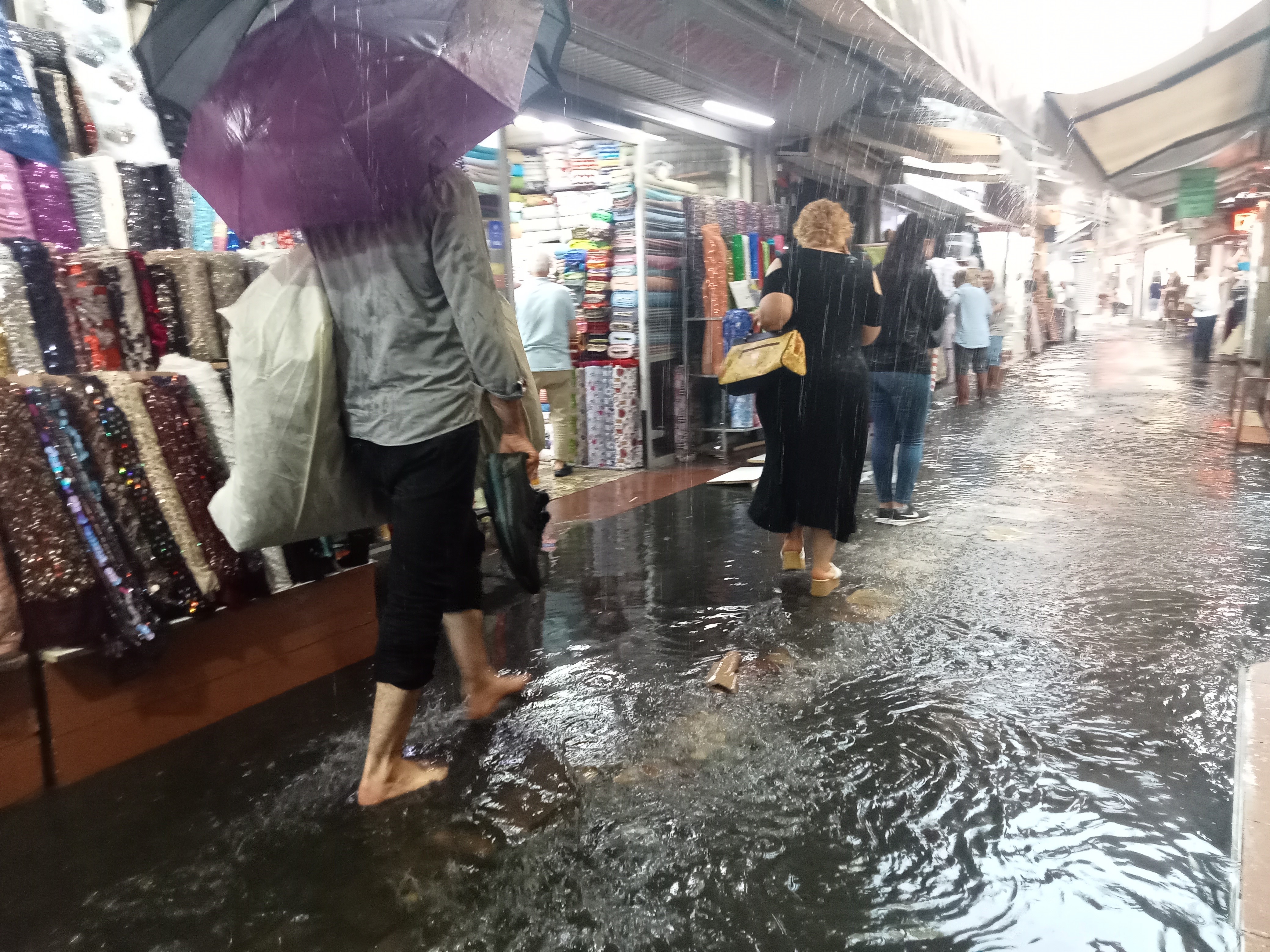 Her yağmurda olduğu gibi İzmir'i yine sağanak vurdu