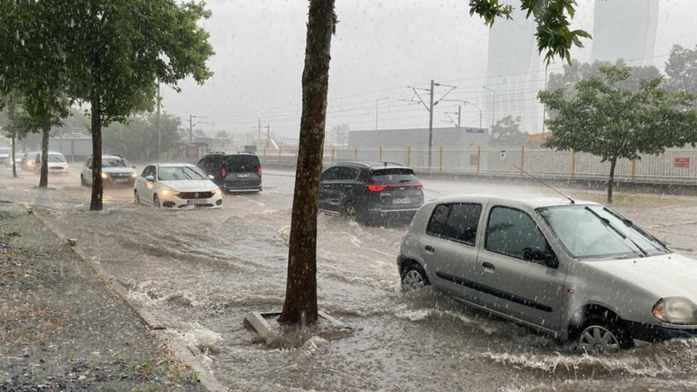 Her yağmurda olduğu gibi İzmir'i yine sağanak vurdu