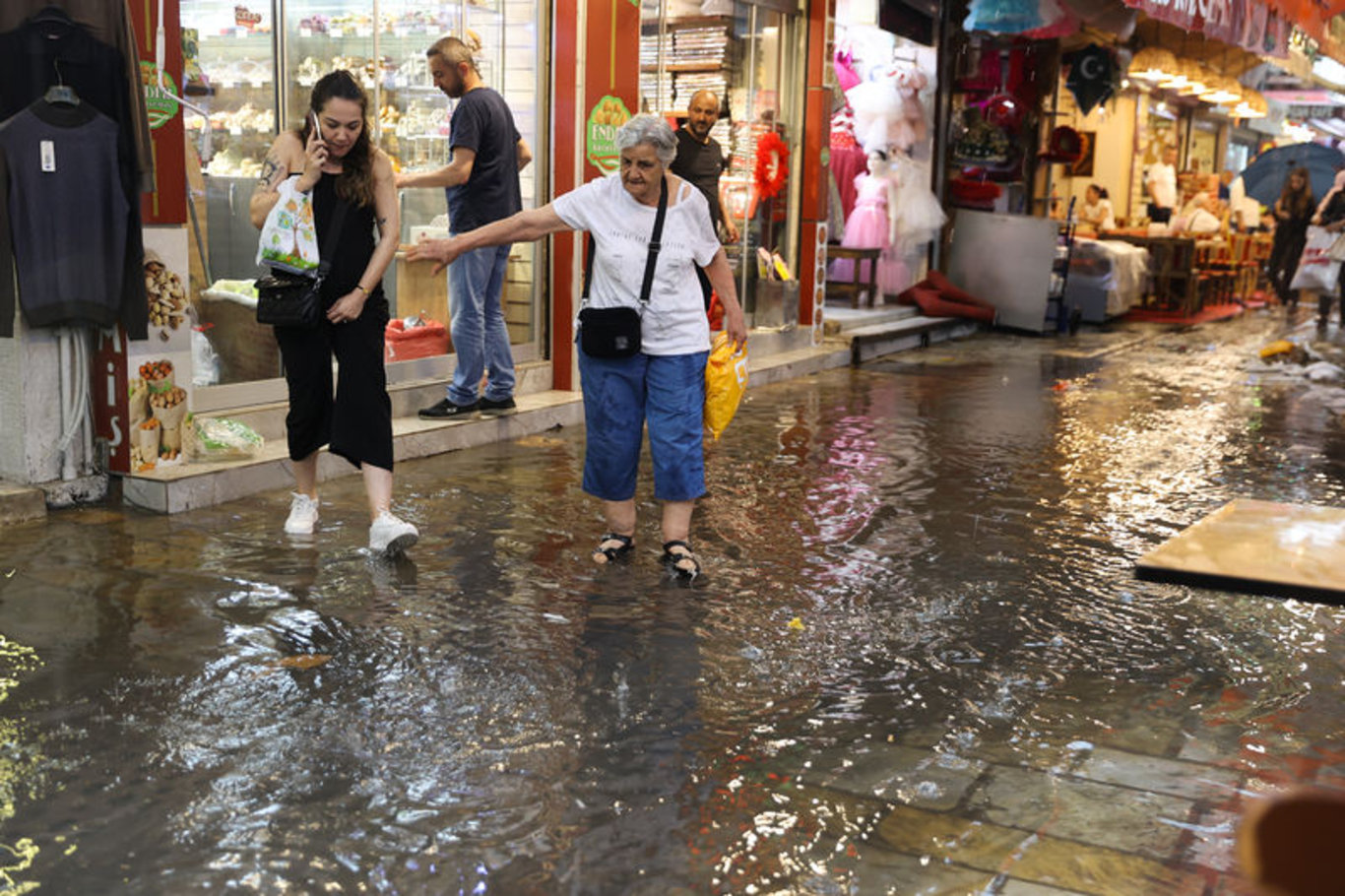 Her yağmurda olduğu gibi İzmir'i yine sağanak vurdu