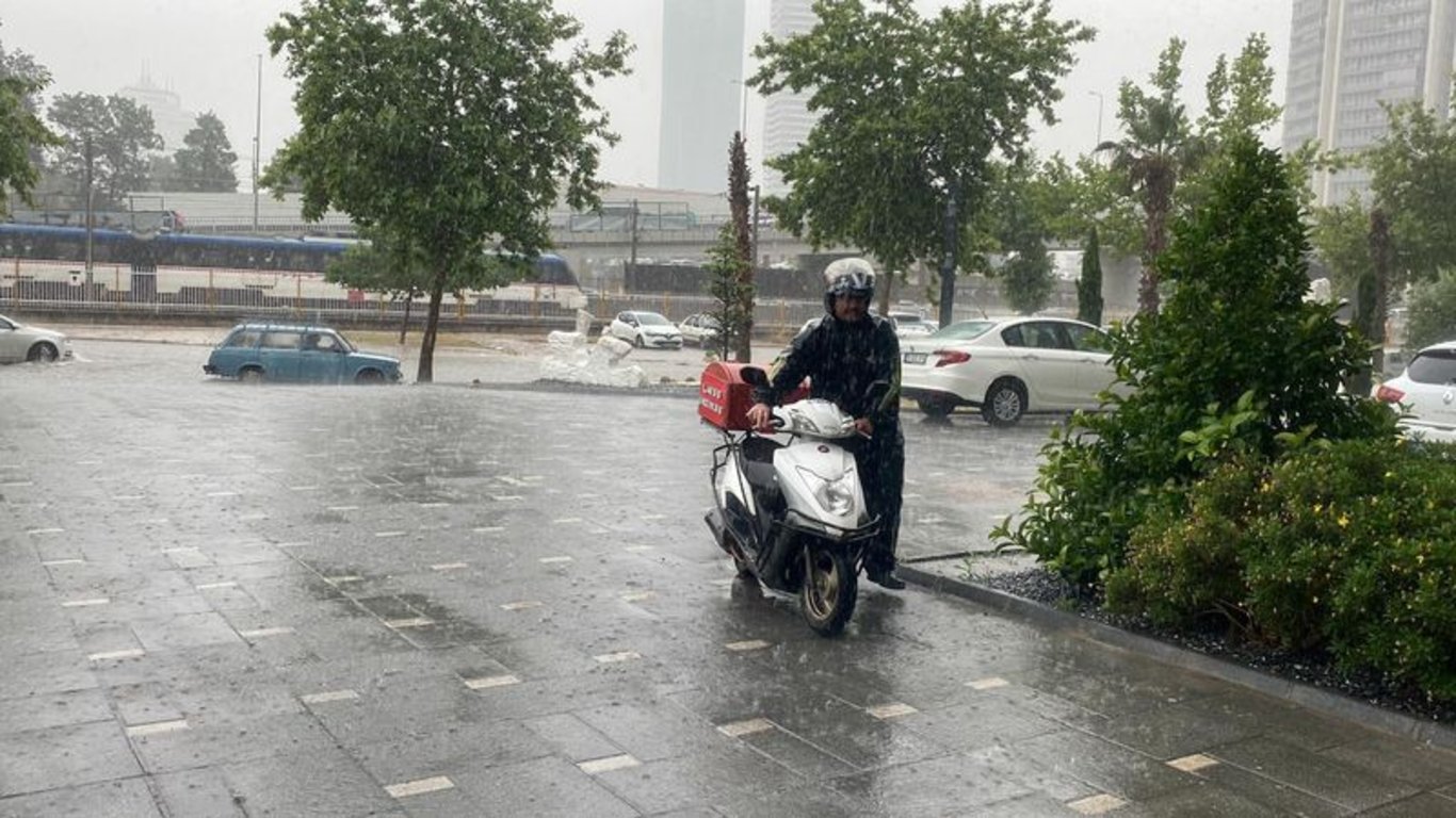 Her yağmurda olduğu gibi İzmir'i yine sağanak vurdu