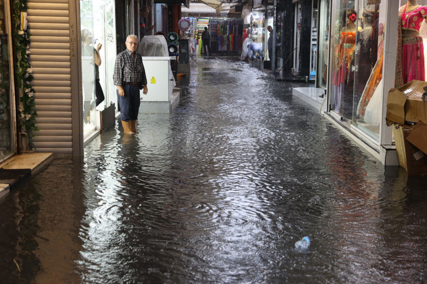 Her yağmurda olduğu gibi İzmir'i yine sağanak vurdu