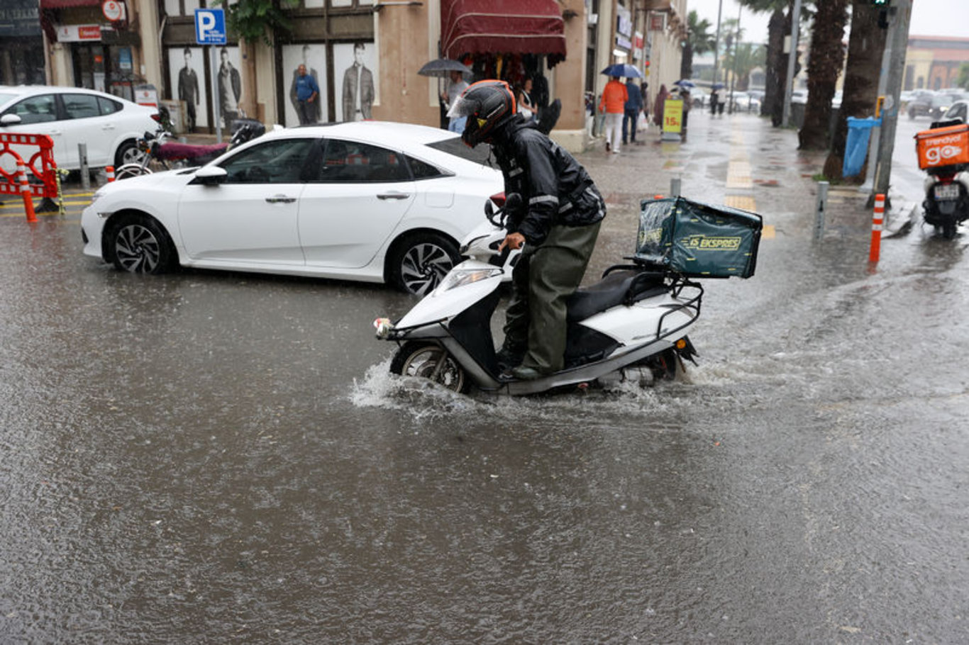 Her yağmurda olduğu gibi İzmir'i yine sağanak vurdu