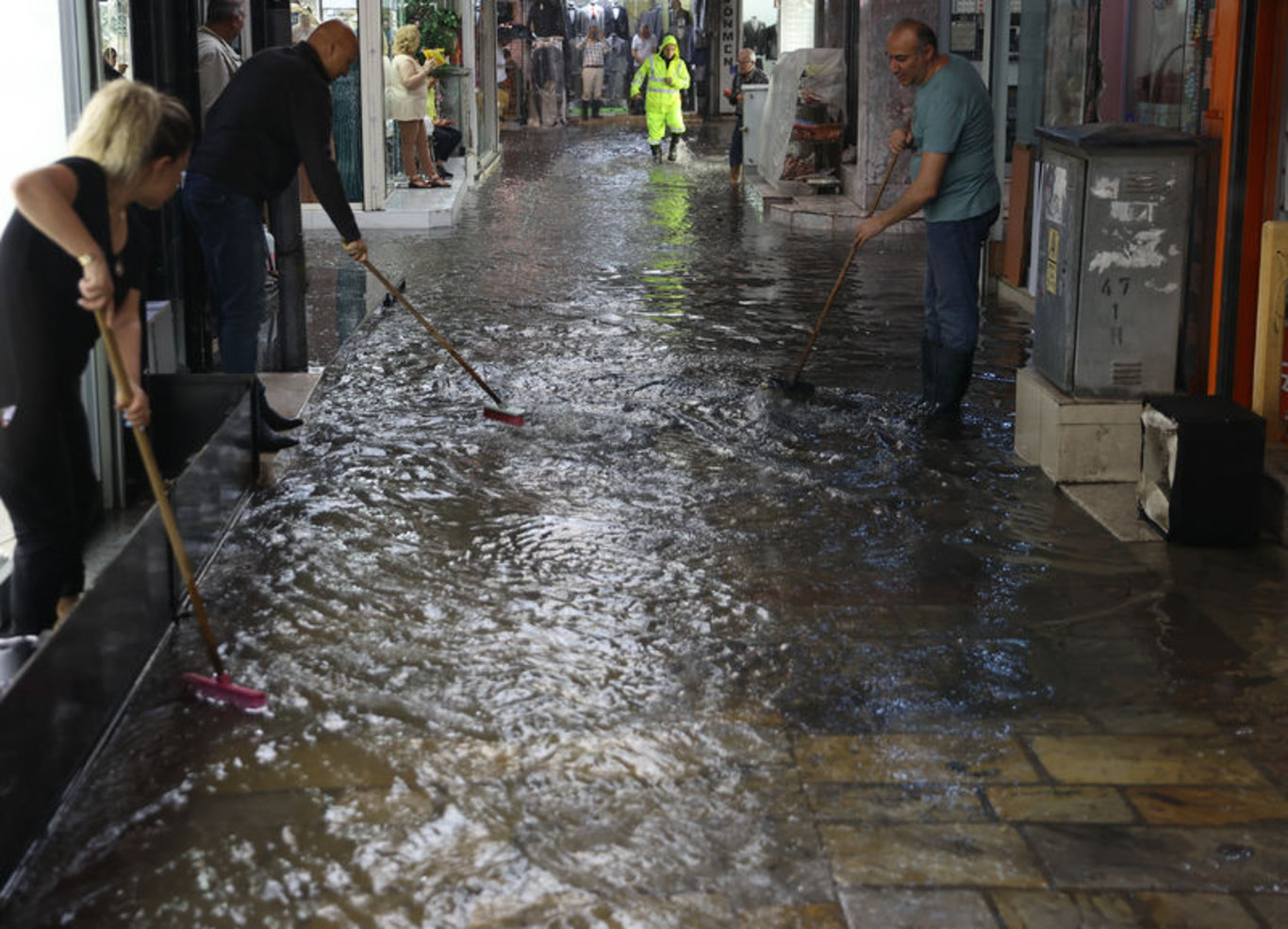 Her yağmurda olduğu gibi İzmir'i yine sağanak vurdu