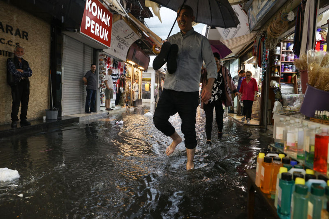 Her yağmurda olduğu gibi İzmir'i yine sağanak vurdu