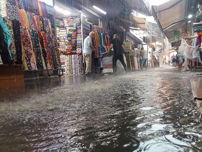 Her yağmurda olduğu gibi İzmir'i yine sağanak vurdu