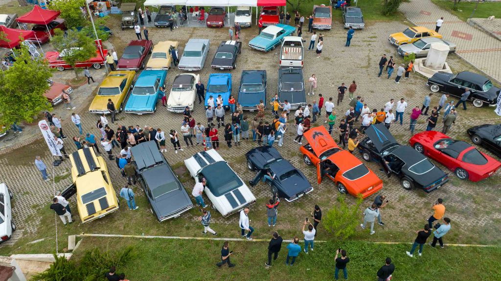 Klasik otomobil tutkunları İzmir'de buluştu