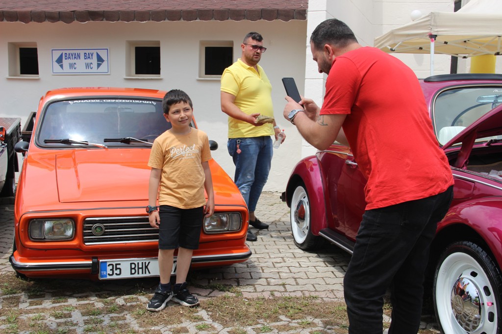 Klasik otomobil tutkunları İzmir'de buluştu