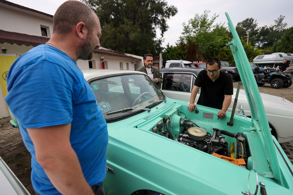 Klasik otomobil tutkunları İzmir'de buluştu