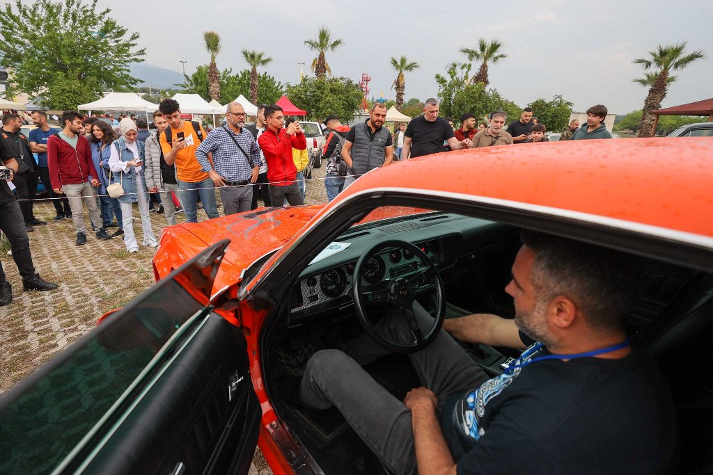 Klasik otomobil tutkunları İzmir'de buluştu