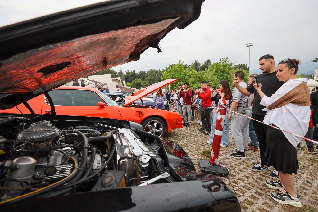 Klasik otomobil tutkunları İzmir'de buluştu