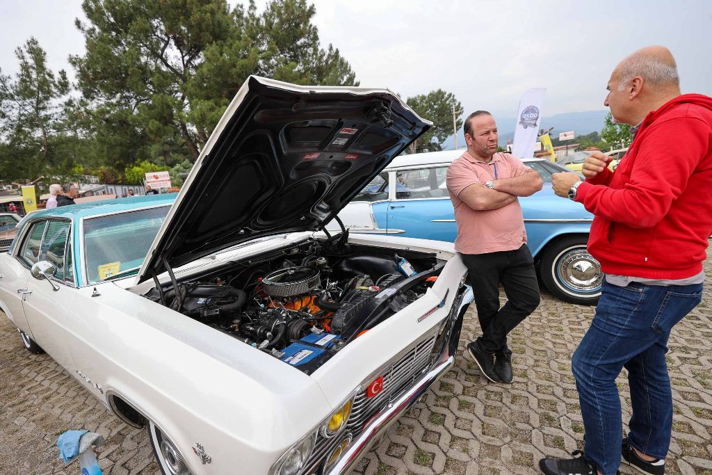 Klasik otomobil tutkunları İzmir'de buluştu