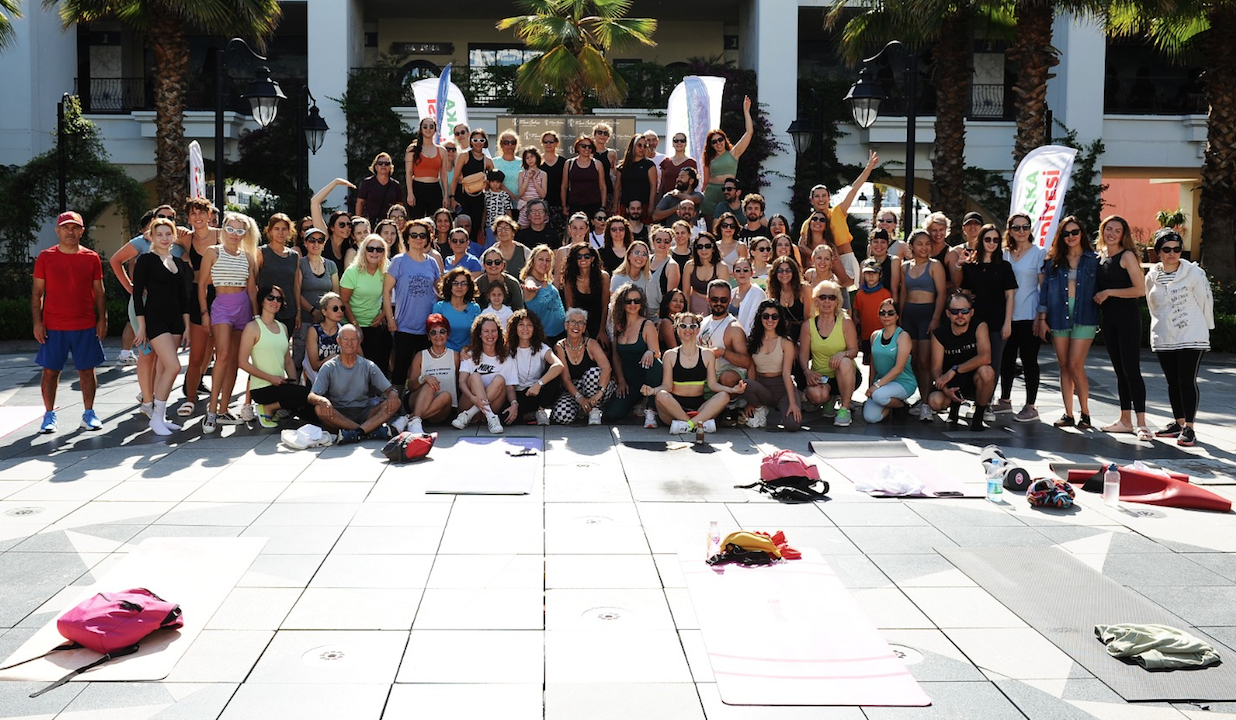 Karşıyaka'da en uzun güne yoga ile başladılar