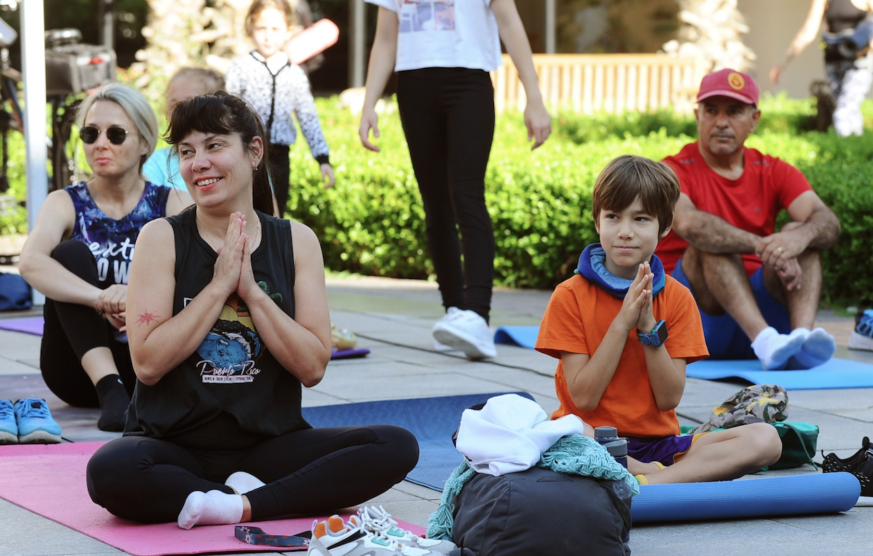 Karşıyaka'da en uzun güne yoga ile başladılar