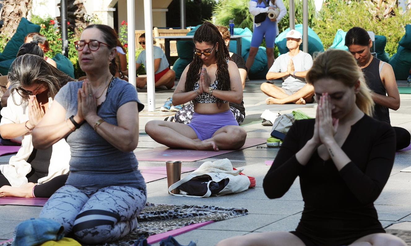 Karşıyaka'da en uzun güne yoga ile başladılar