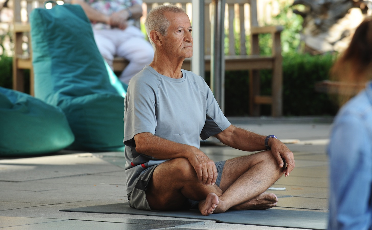 Karşıyaka'da en uzun güne yoga ile başladılar