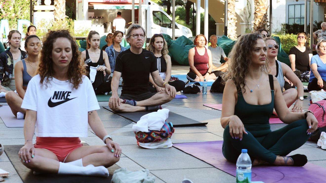 Karşıyaka'da en uzun güne yoga ile başladılar