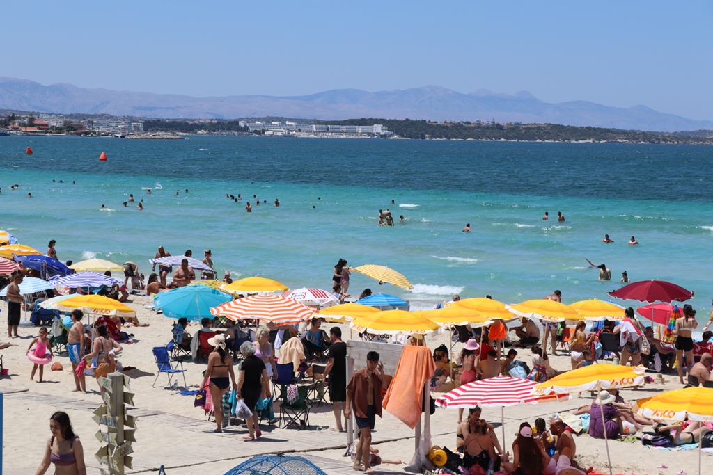 Çeşme’nin nüfusu 1 milyonu aştı, plajlar doldu taştı