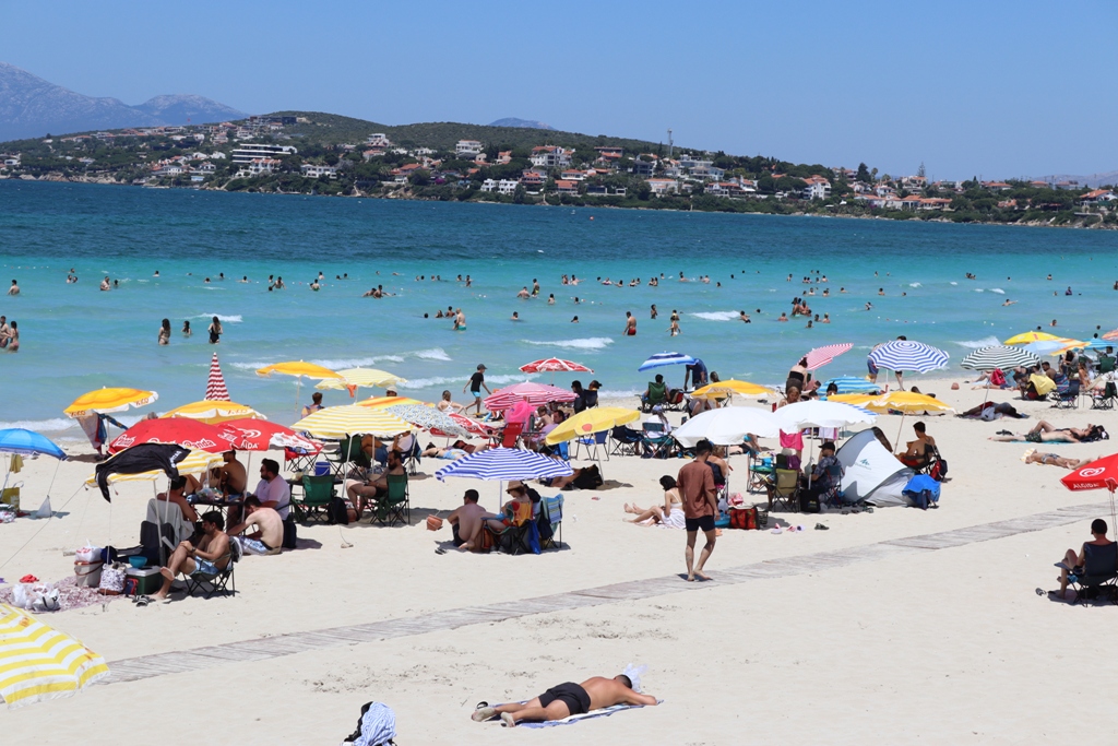 Çeşme’nin nüfusu 1 milyonu aştı, plajlar doldu taştı