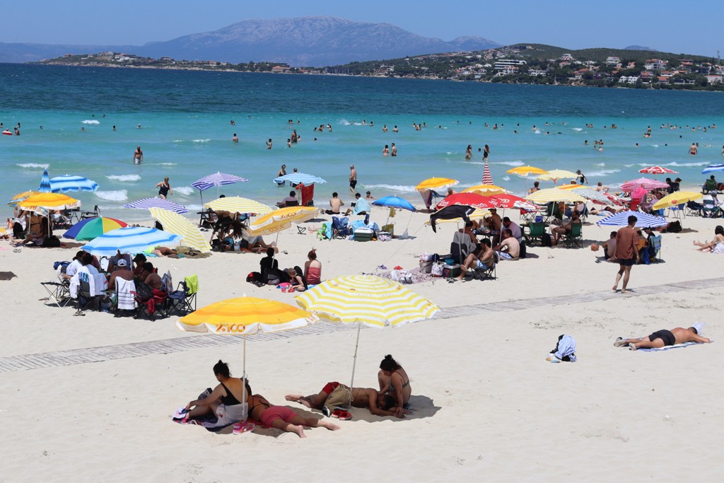 Çeşme’nin nüfusu 1 milyonu aştı, plajlar doldu taştı