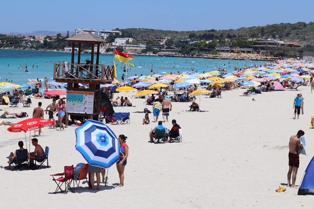 Çeşme’nin nüfusu 1 milyonu aştı, plajlar doldu taştı