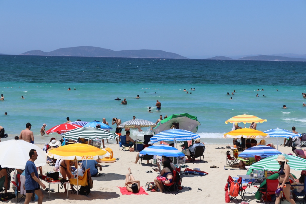 Çeşme’nin nüfusu 1 milyonu aştı, plajlar doldu taştı