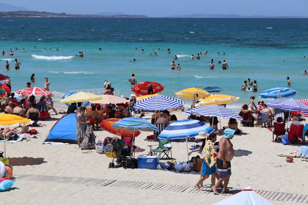 Çeşme’nin nüfusu 1 milyonu aştı, plajlar doldu taştı