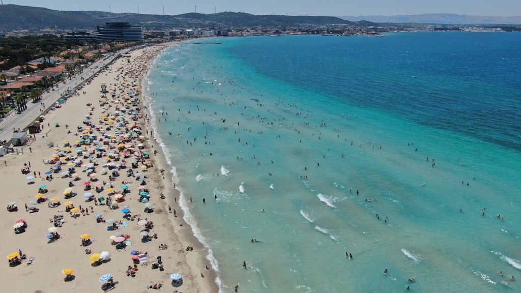 Çeşme’nin nüfusu 1 milyonu aştı, plajlar doldu taştı