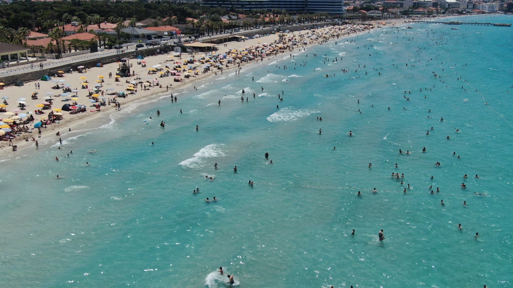 Çeşme’nin nüfusu 1 milyonu aştı, plajlar doldu taştı