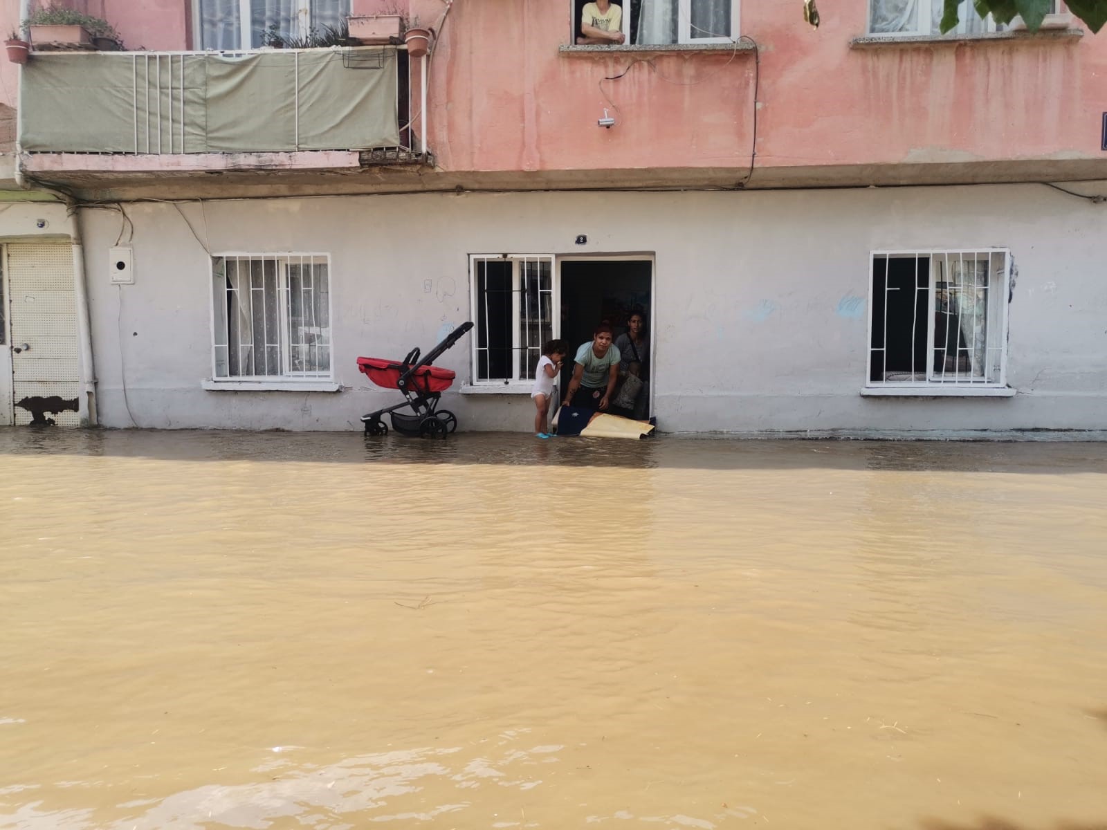 İzmir’de ana su borusu patladı: Çocuklar boş arsada yüzdü