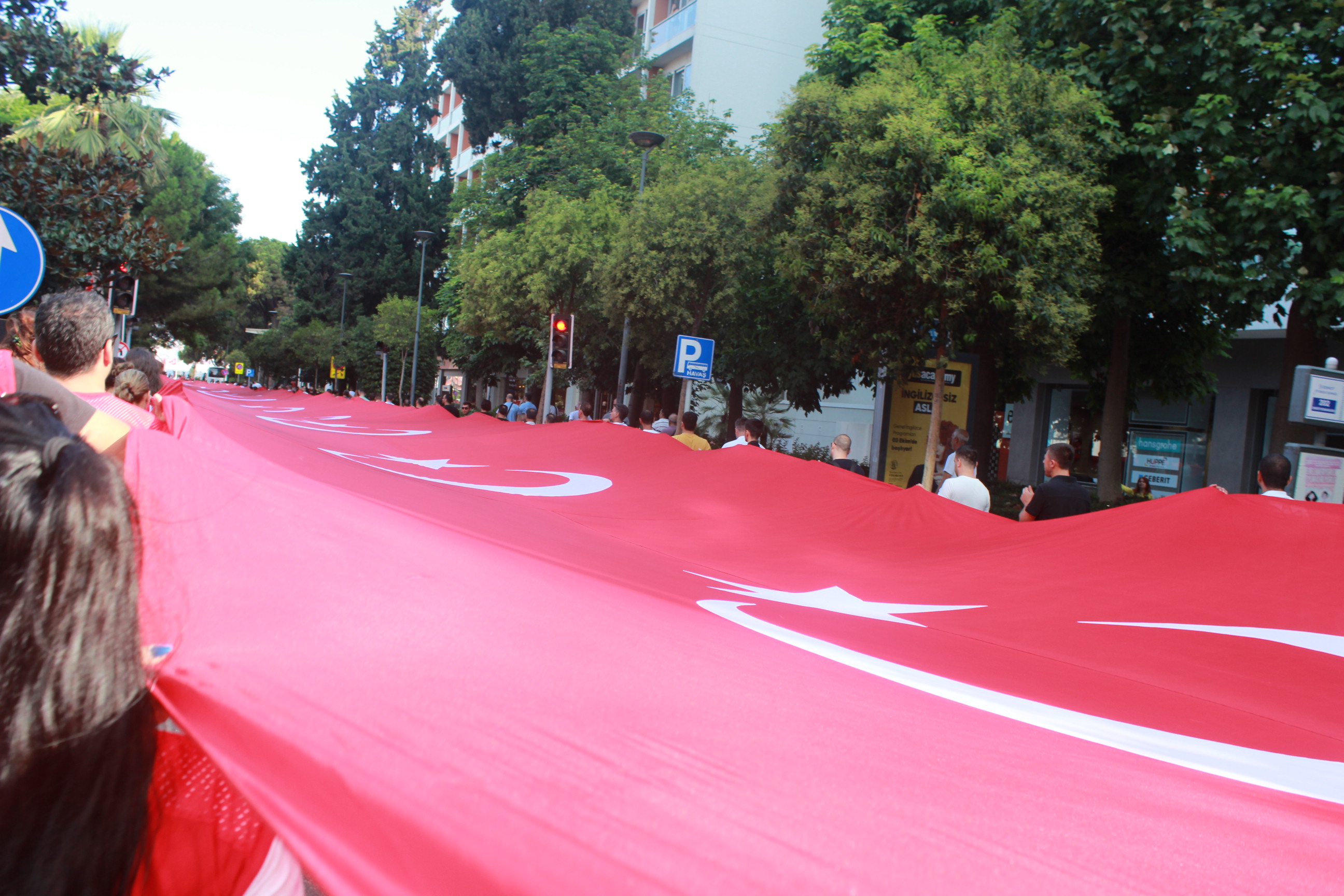 İzmirliler geleneksel Zafer Yürüyüşü’nde buluştu