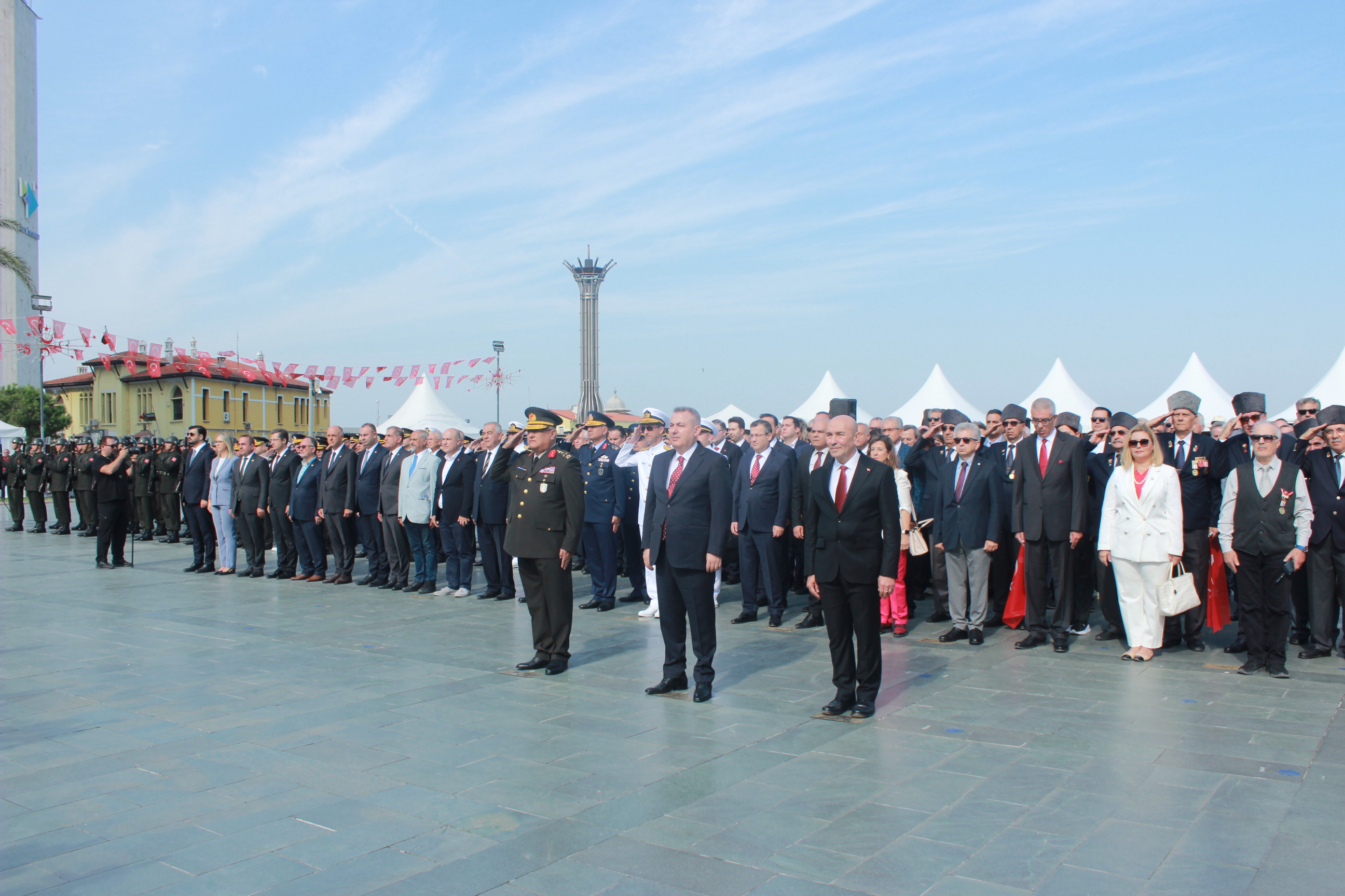 İzmirliler geleneksel Zafer Yürüyüşü’nde buluştu