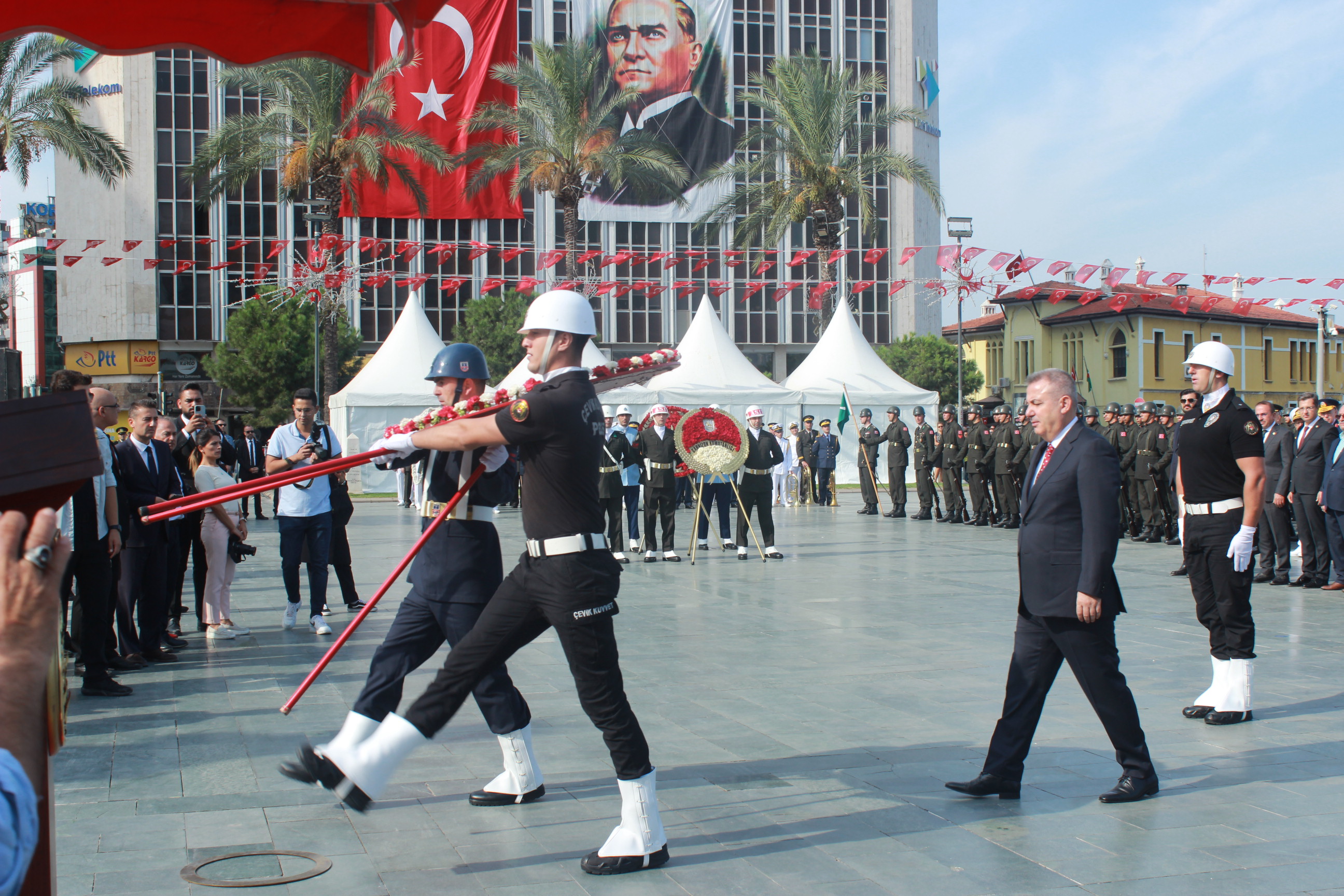 İzmirliler geleneksel Zafer Yürüyüşü’nde buluştu