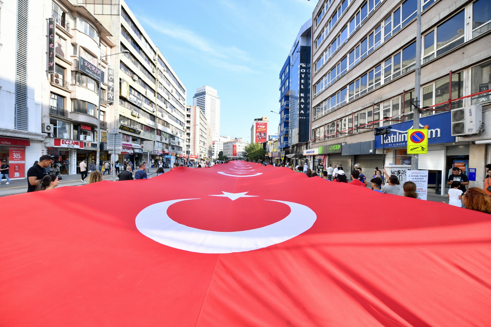 İzmirliler geleneksel Zafer Yürüyüşü’nde buluştu