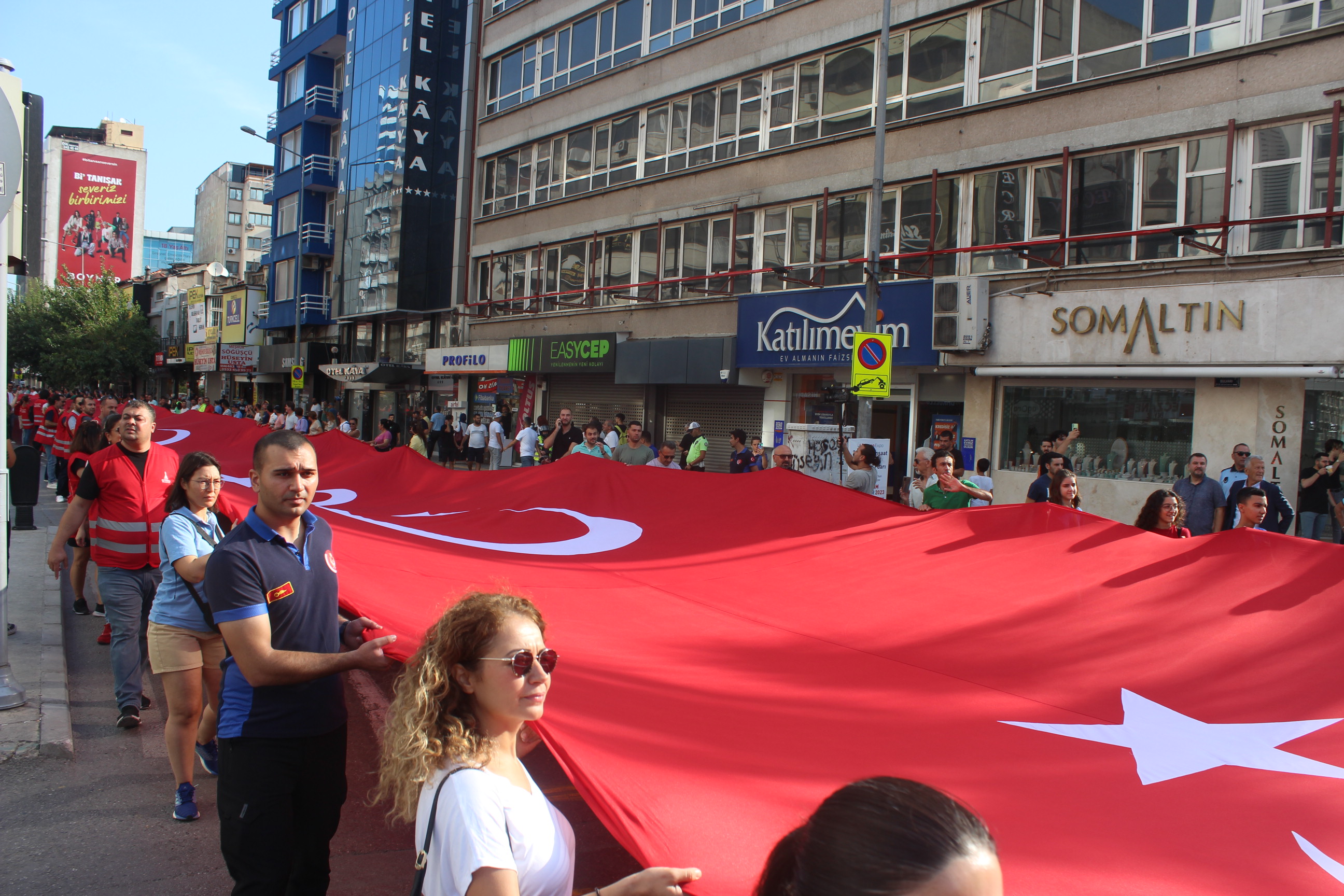 İzmirliler geleneksel Zafer Yürüyüşü’nde buluştu