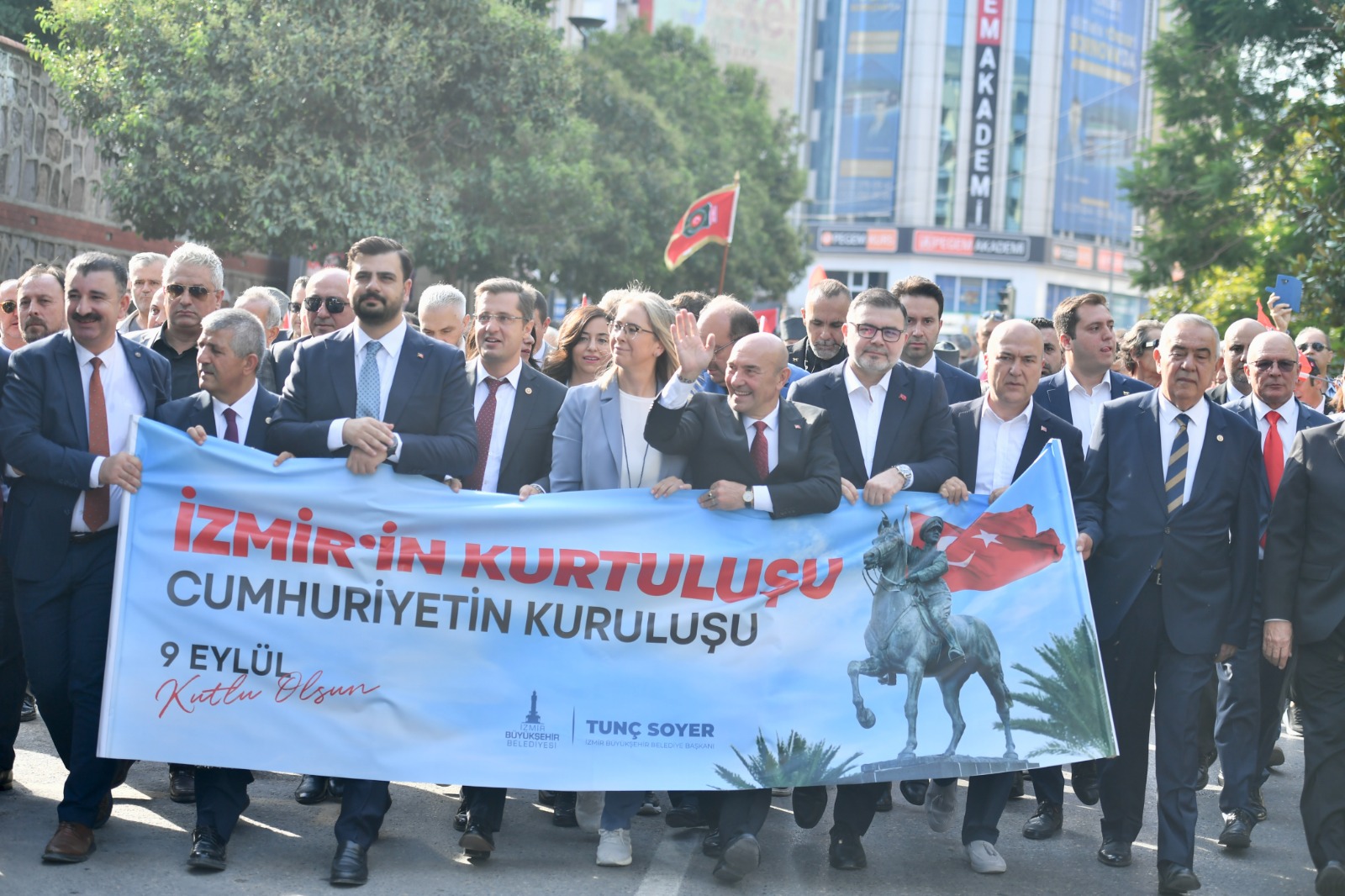 İzmirliler geleneksel Zafer Yürüyüşü’nde buluştu