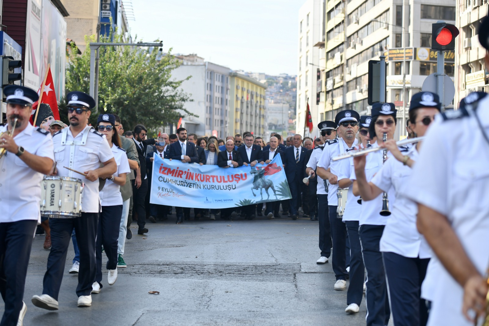 İzmirliler geleneksel Zafer Yürüyüşü’nde buluştu