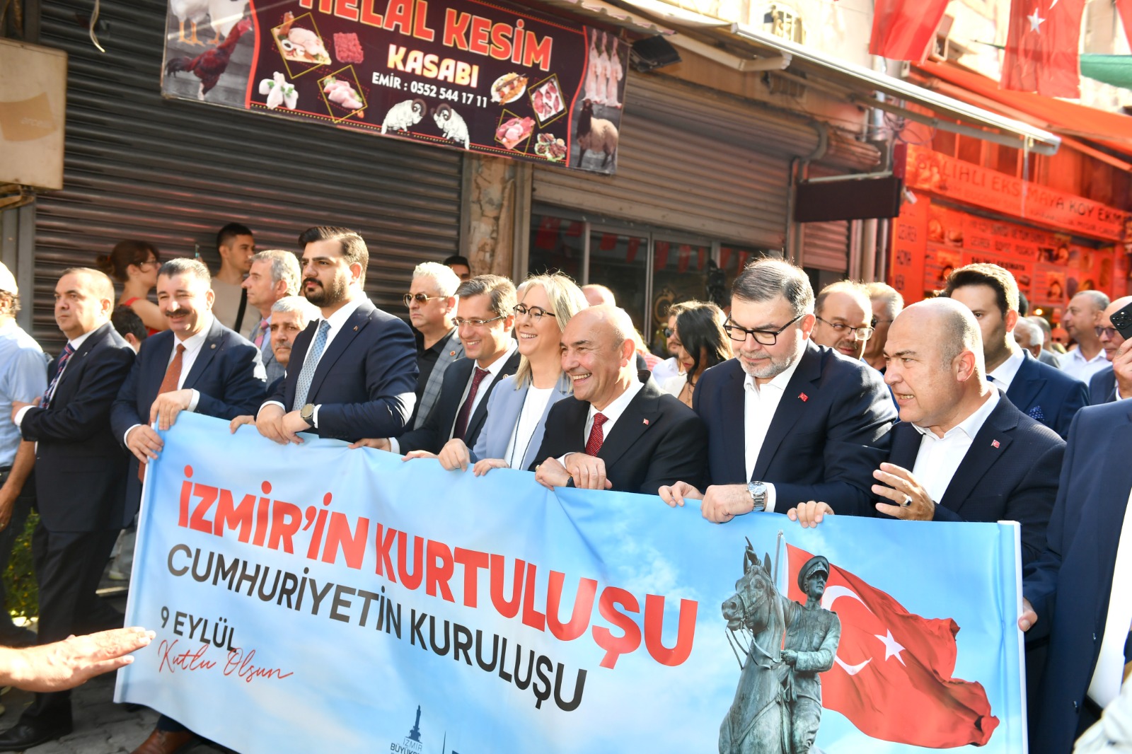 İzmirliler geleneksel Zafer Yürüyüşü’nde buluştu