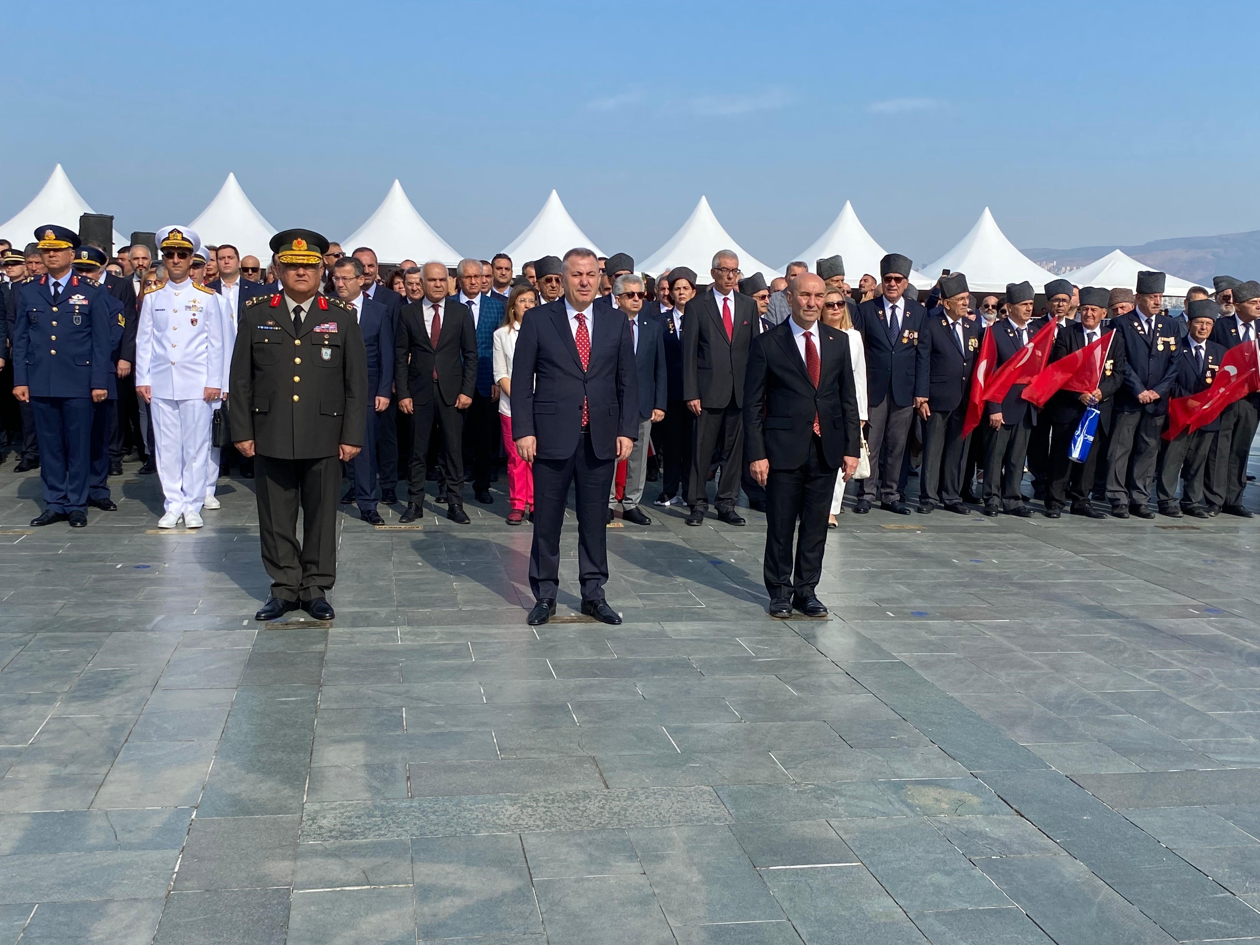 İzmirliler geleneksel Zafer Yürüyüşü’nde buluştu