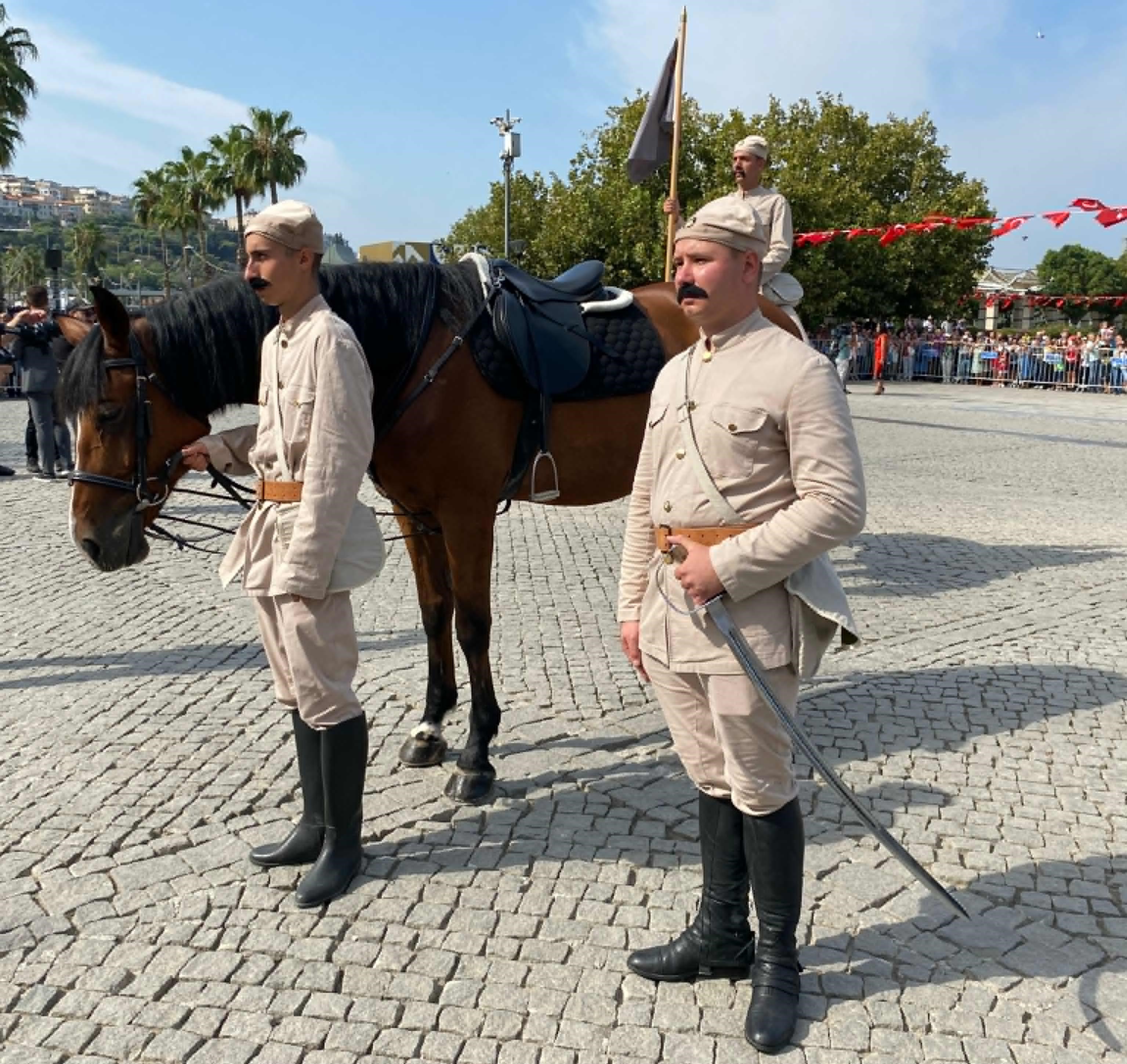 Süvari birlikleri, kentin kurtuluşunu simgeleyen tarihi sahneyi canlandırdı