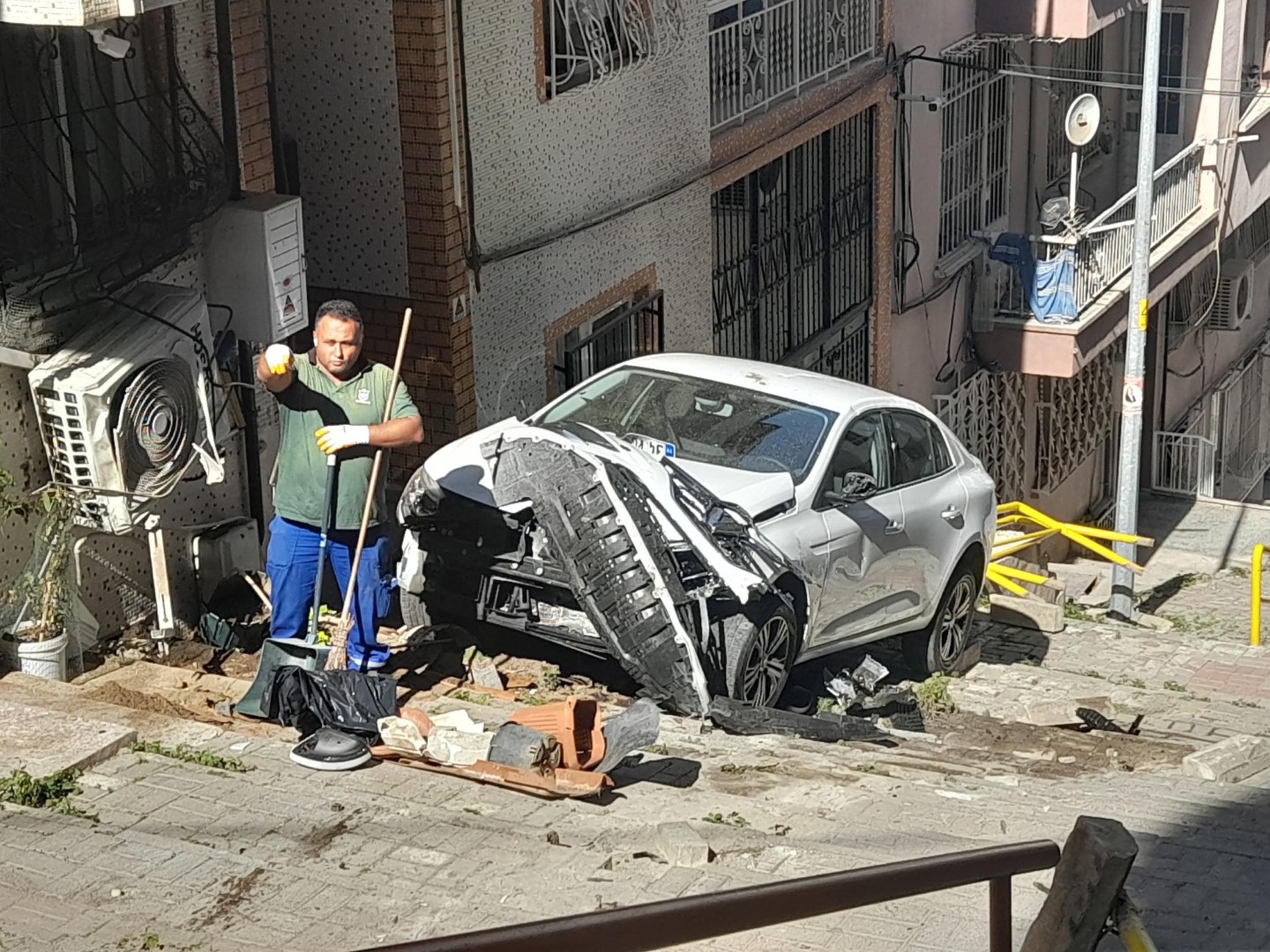 Alkollü sürücünün otomobili ile çarptığı araç merdivene düştü