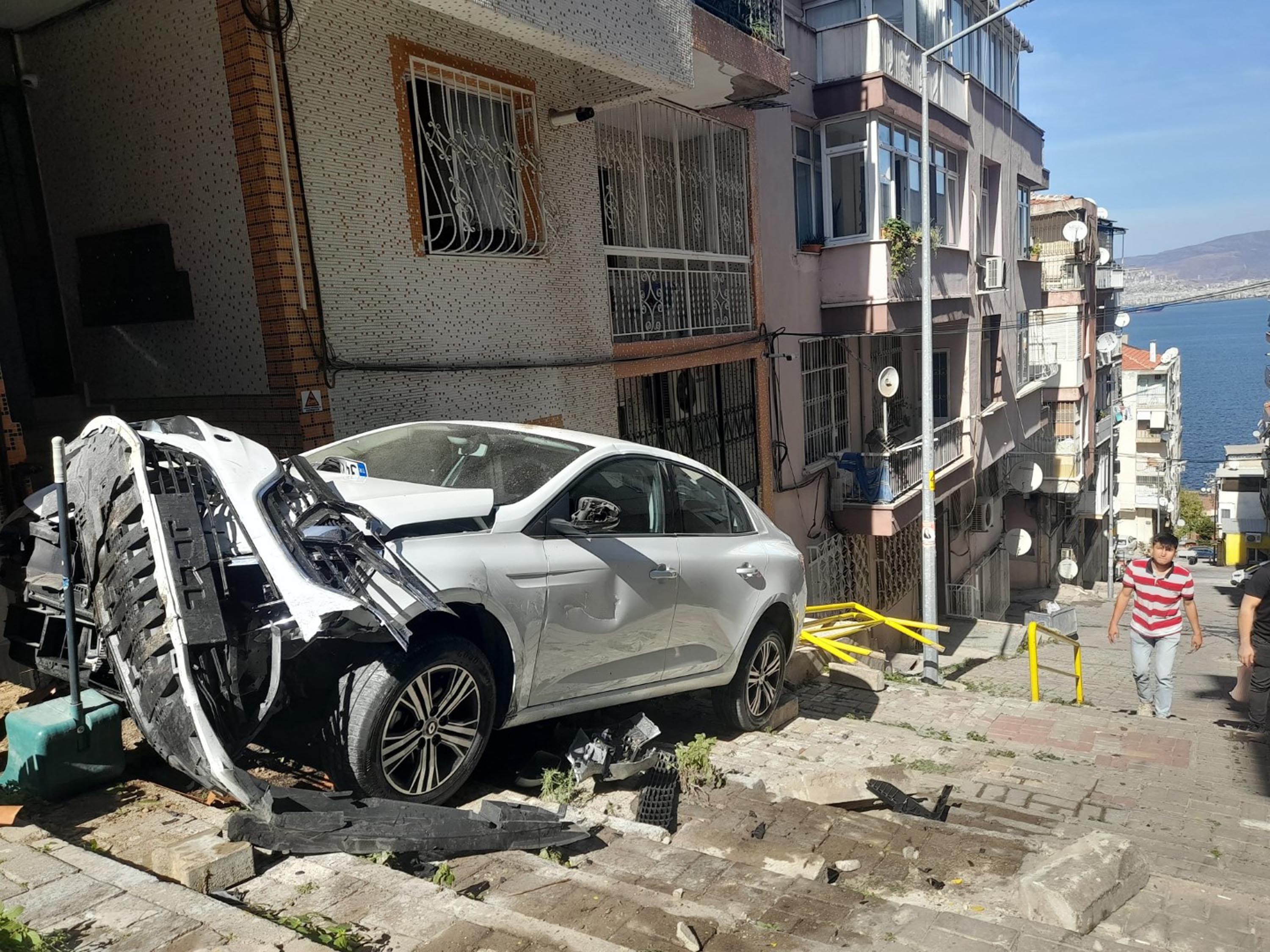 Alkollü sürücünün otomobili ile çarptığı araç merdivene düştü