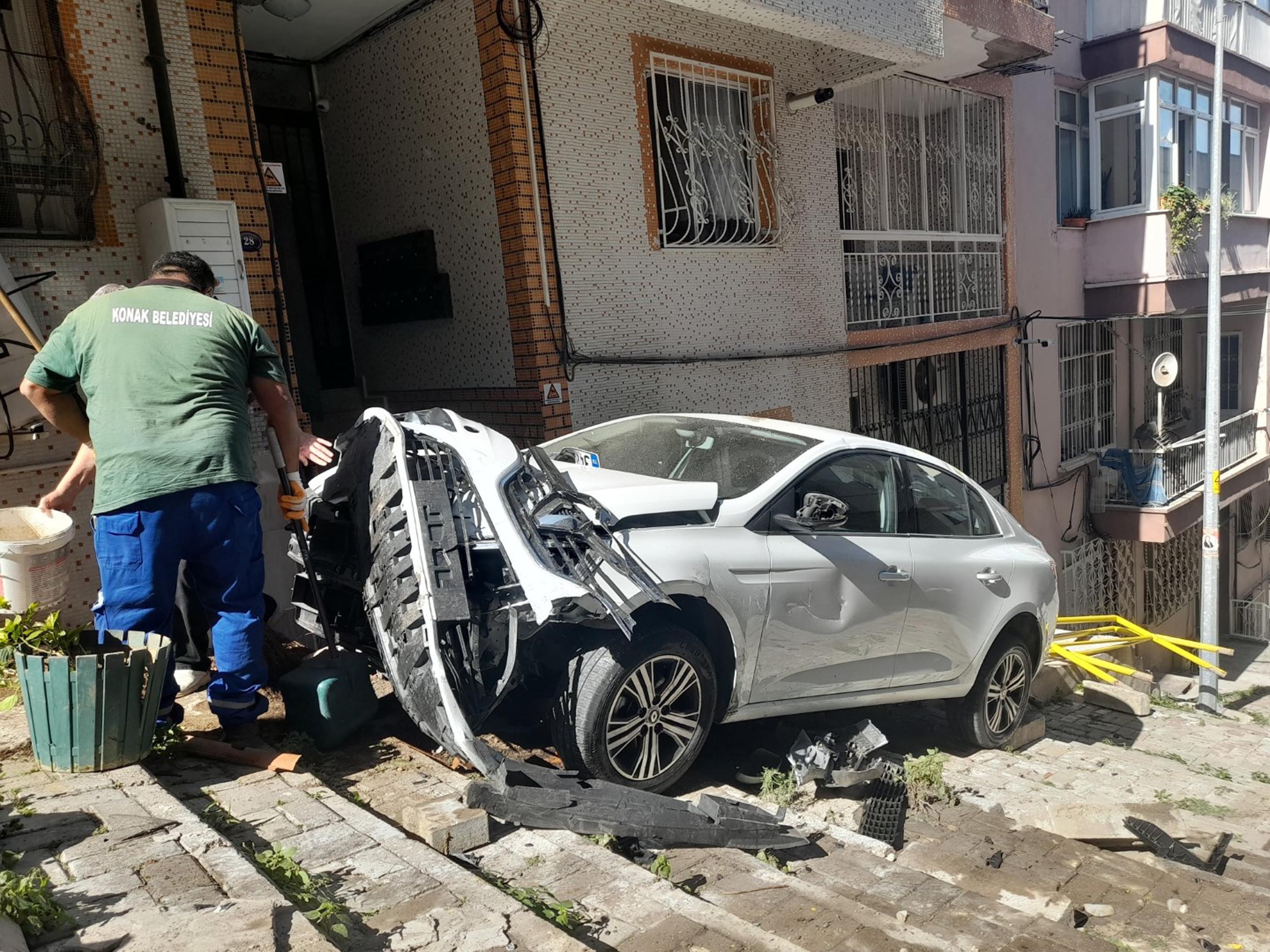 Alkollü sürücünün otomobili ile çarptığı araç merdivene düştü