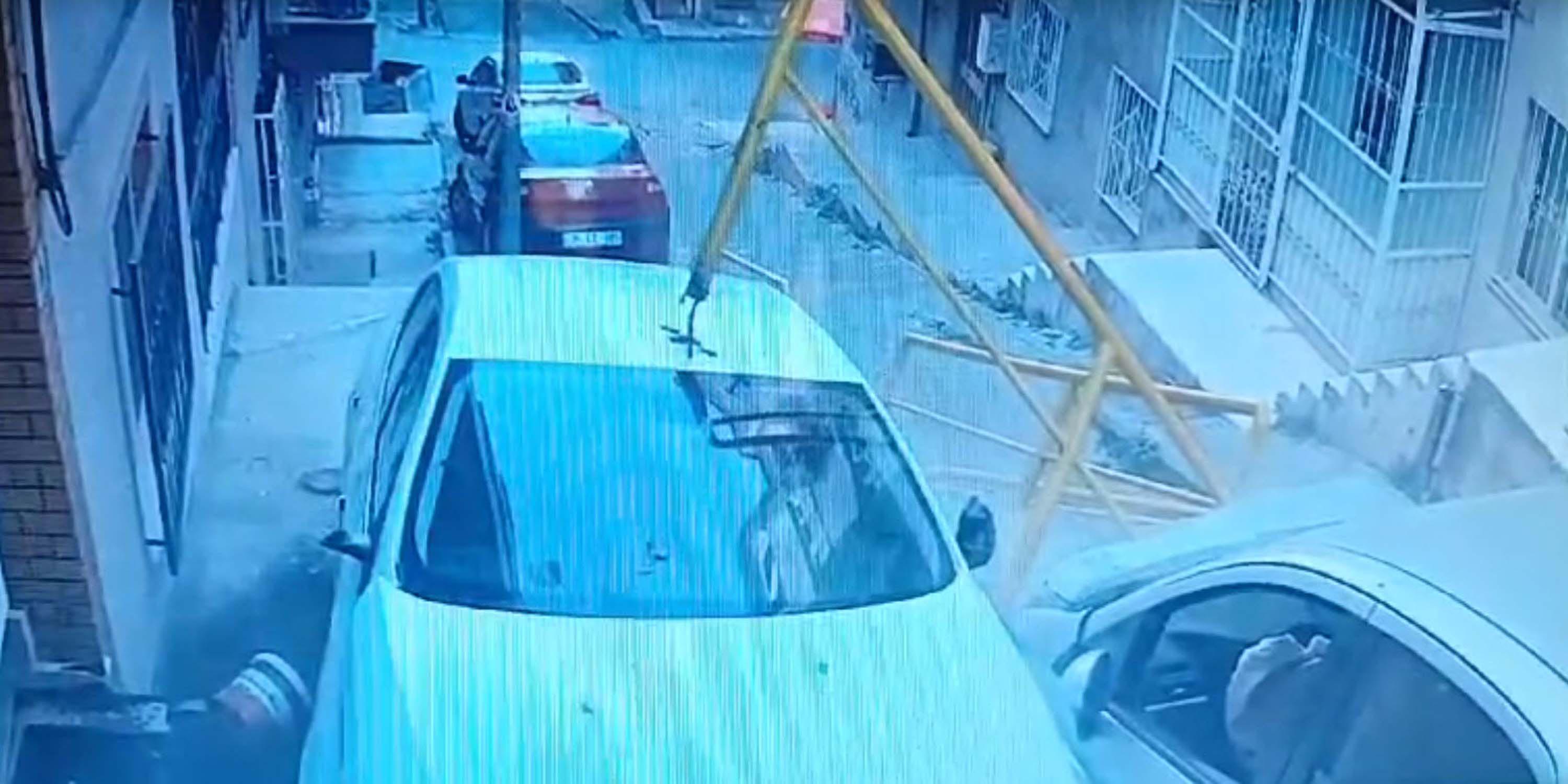 Alkollü sürücünün otomobili ile çarptığı araç merdivene düştü